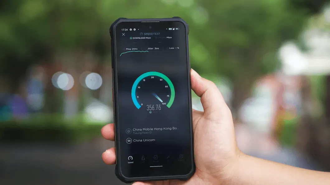 Smartphone robusto Oukitel WP15 exibindo teste de velocidade 5G de 356 Mbps no aplicativo Speedtest.